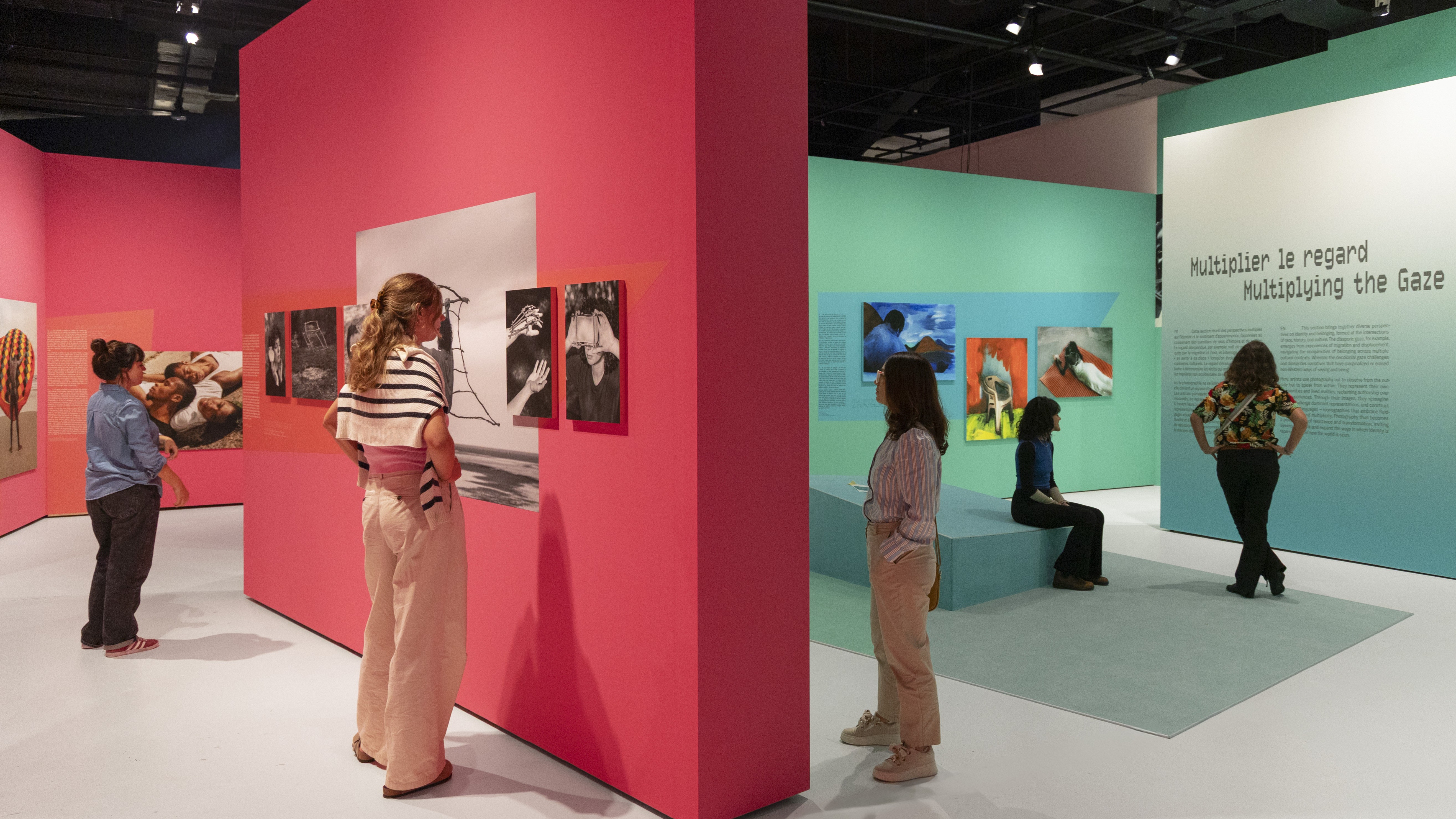 νέοι σε μουσείο